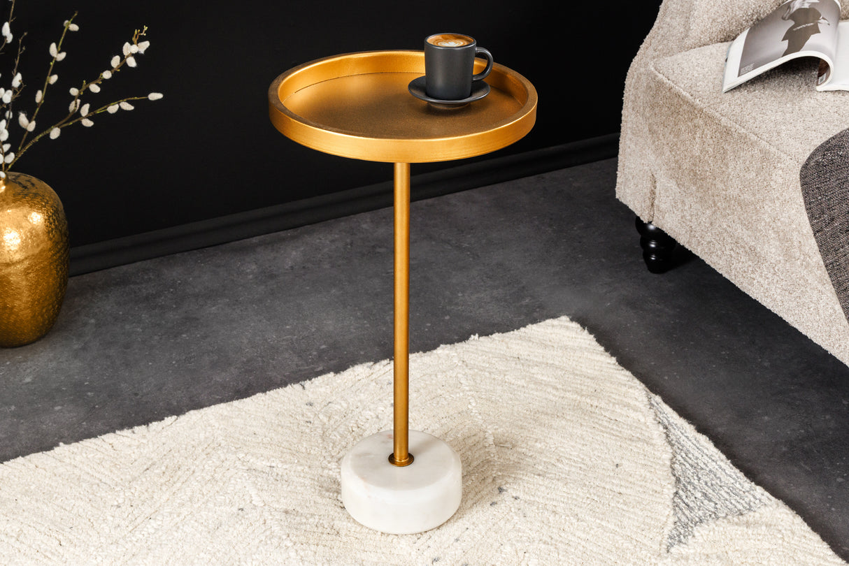 Beistelltisch TRAYFUL 60cm weißer Marmorsockel goldener Rahmen und Platte