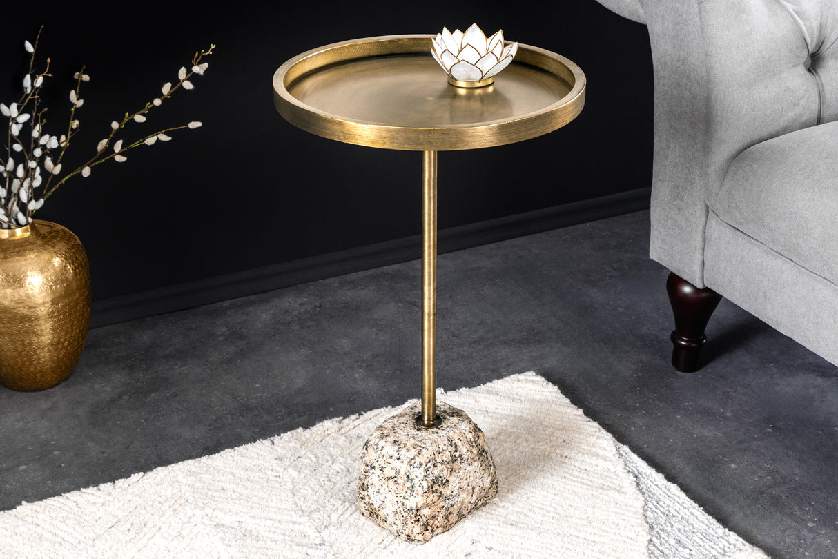 Beistelltisch TRAYFUL 60 cm Marmorsockel und antike Messingeisenplatte