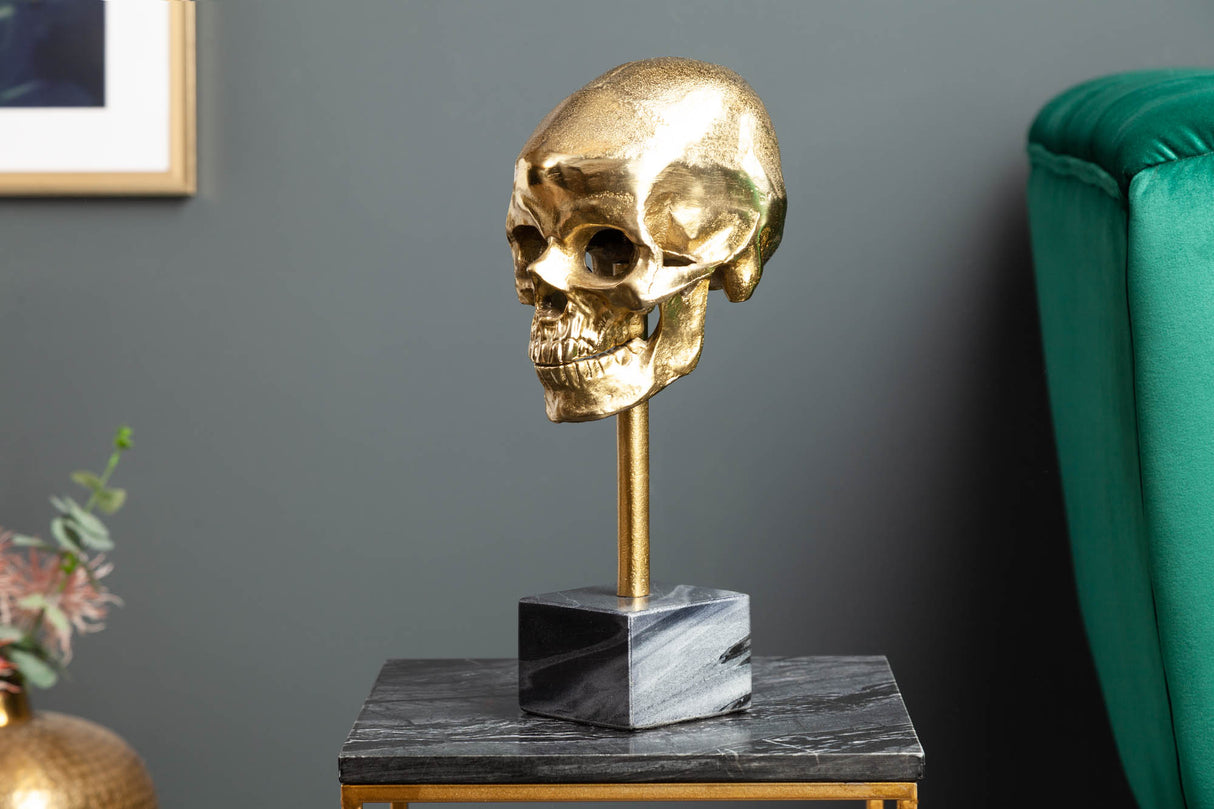 Skulptur TOTENKOPF gold mit Marmorsockel
