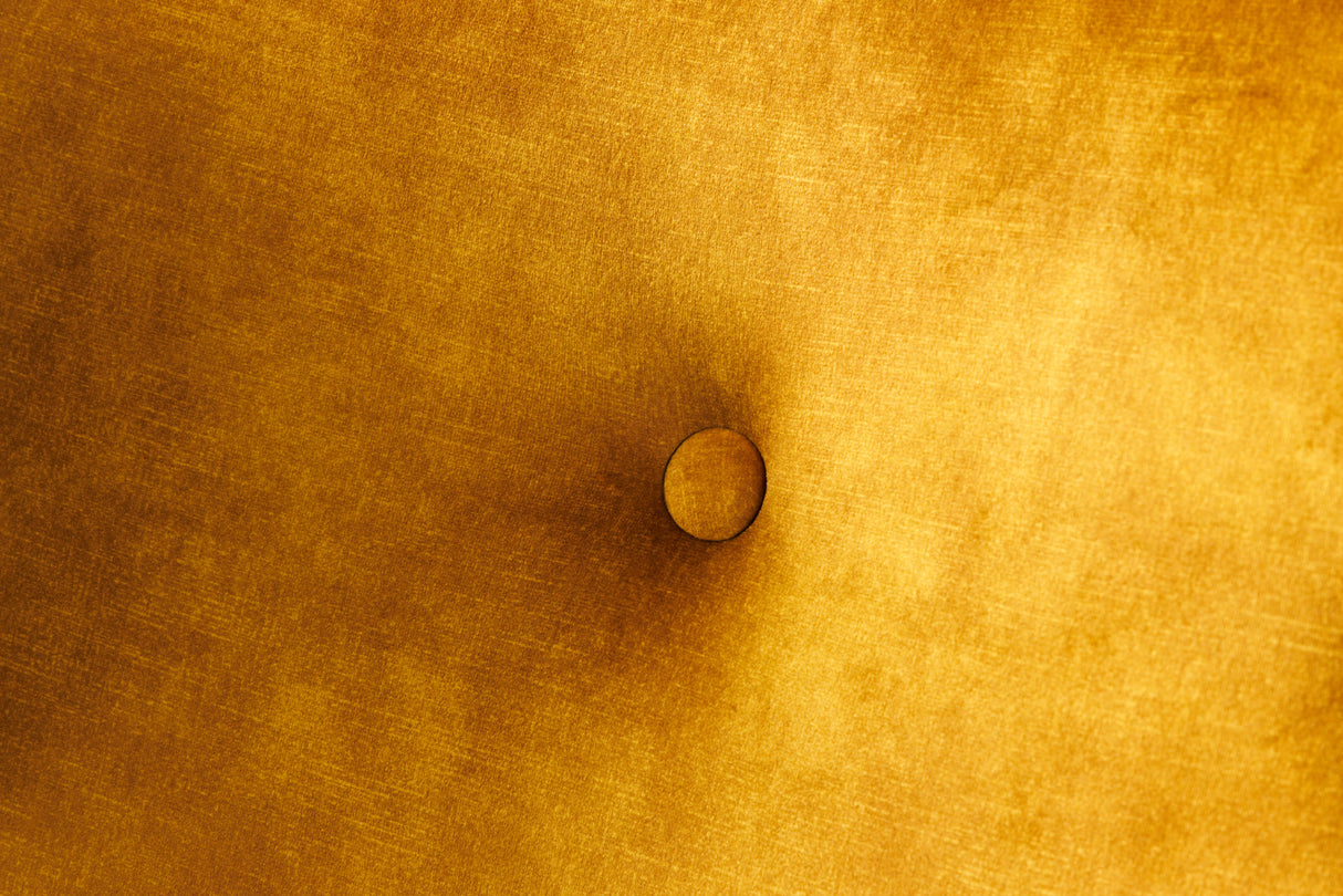 Ohrensessel DON mit silbernen Kappen Samt senfgelb