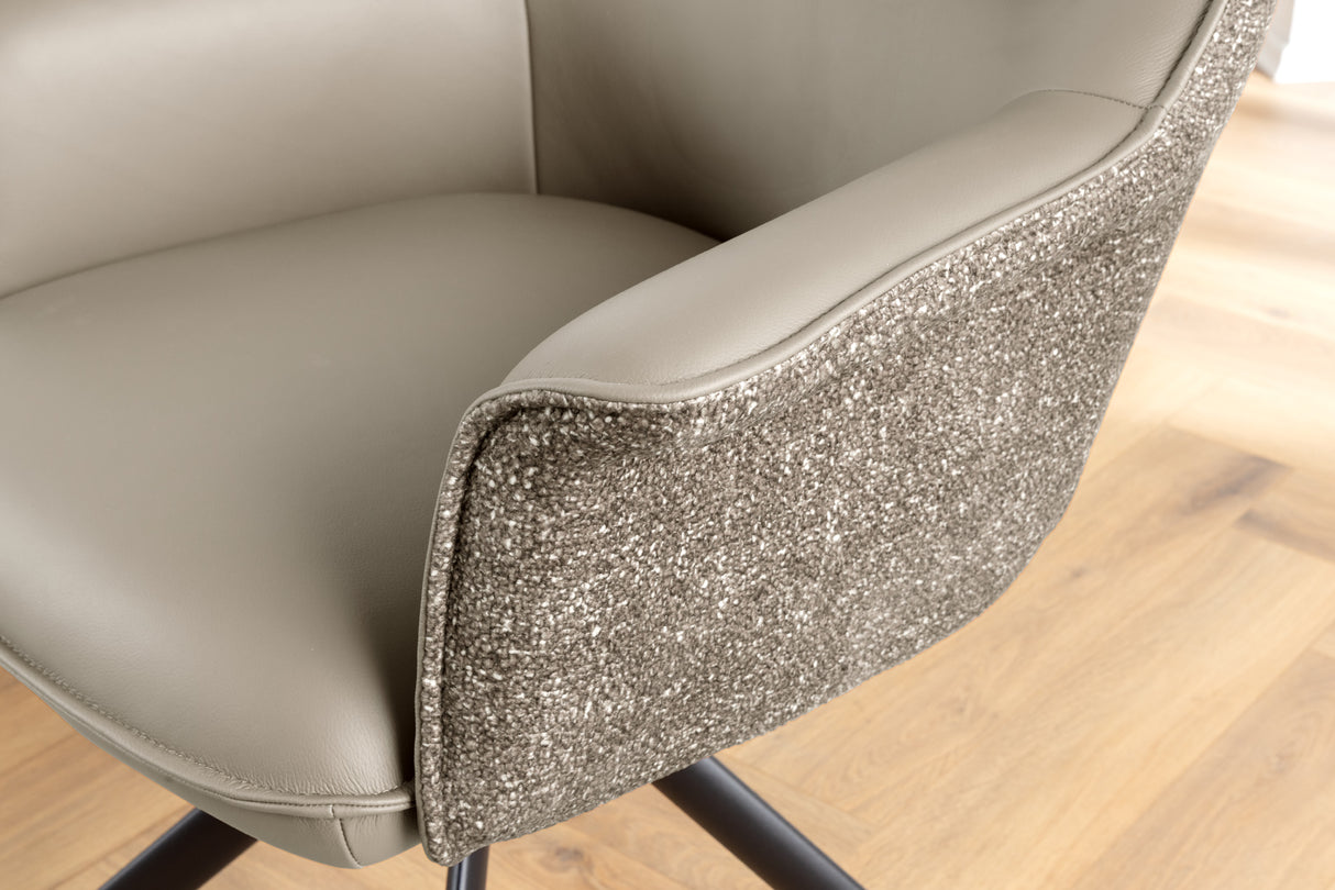 Drehstuhl LE GRAND 180° drehbar mit Armlehnen Strukturstoff und Leder taupe