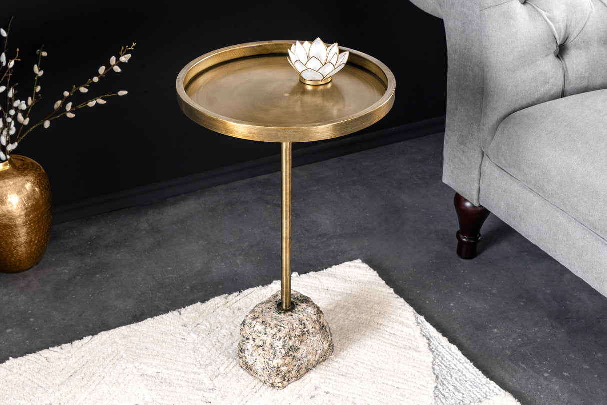 Beistelltisch TRAYFUL 60 cm Marmorsockel und antike Messingeisenplatte