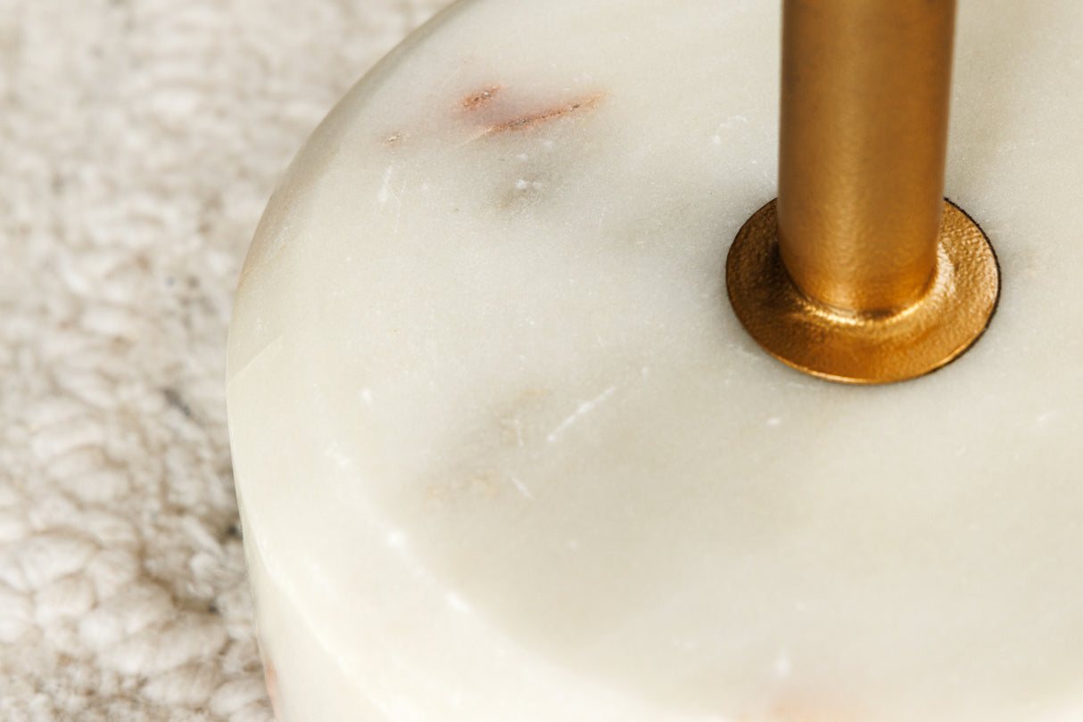 Beistelltisch TRAYFUL 60cm weißer Marmorsockel goldener Rahmen und Platte