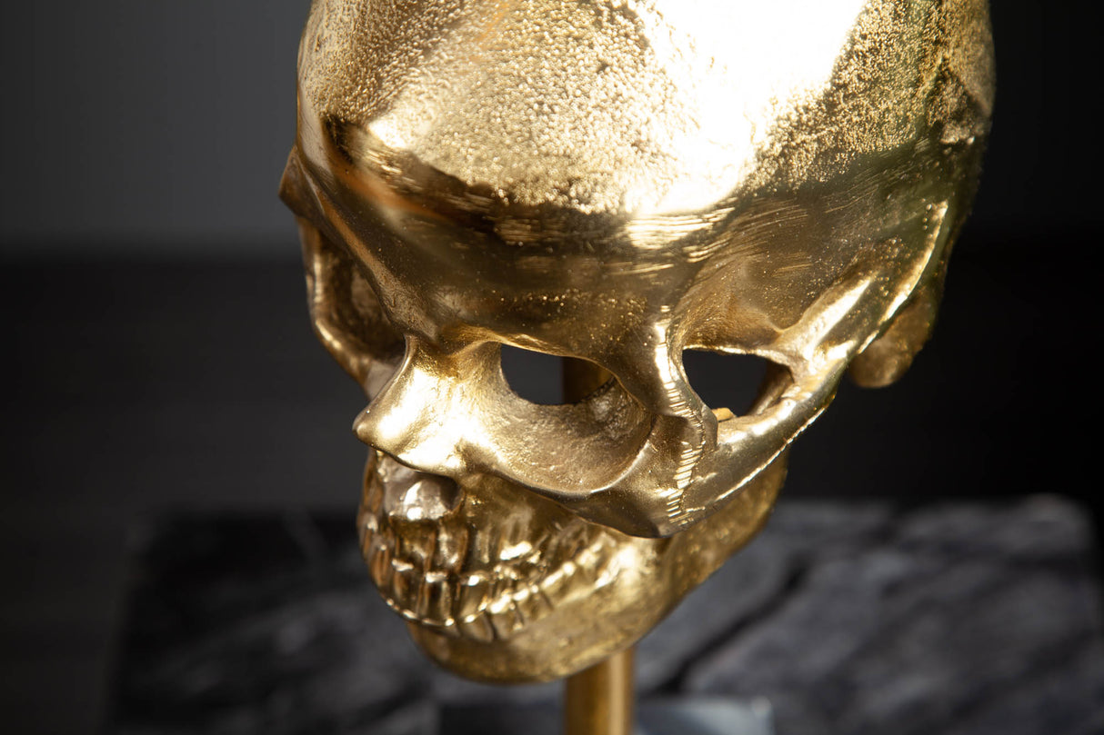 Skulptur TOTENKOPF gold mit Marmorsockel