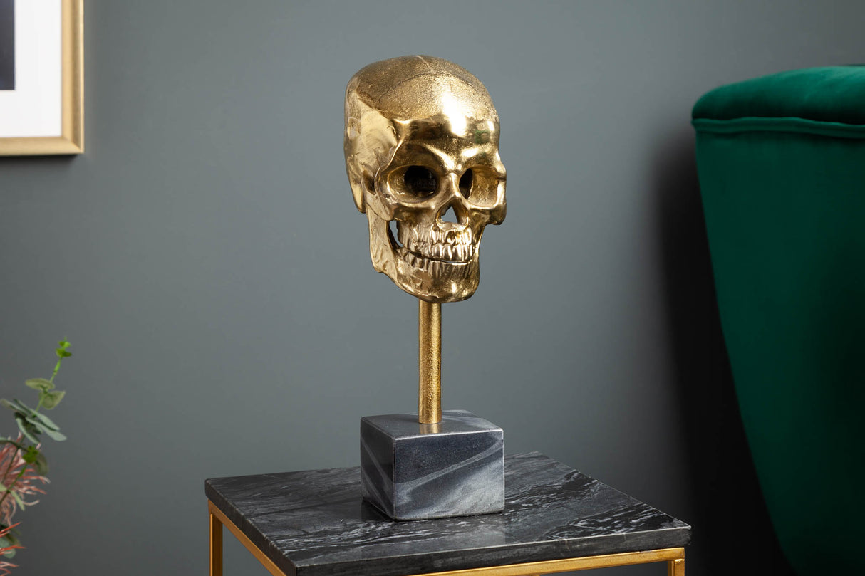 Skulptur TOTENKOPF gold mit Marmorsockel