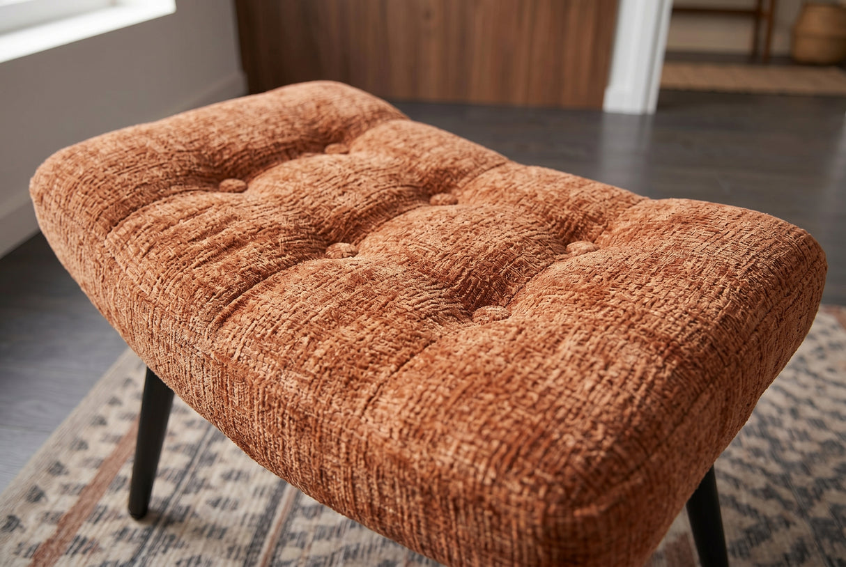 Hocker SCANDINAVIA m. schwarzen Metallbeinen Chenille-Stoff rostbraun