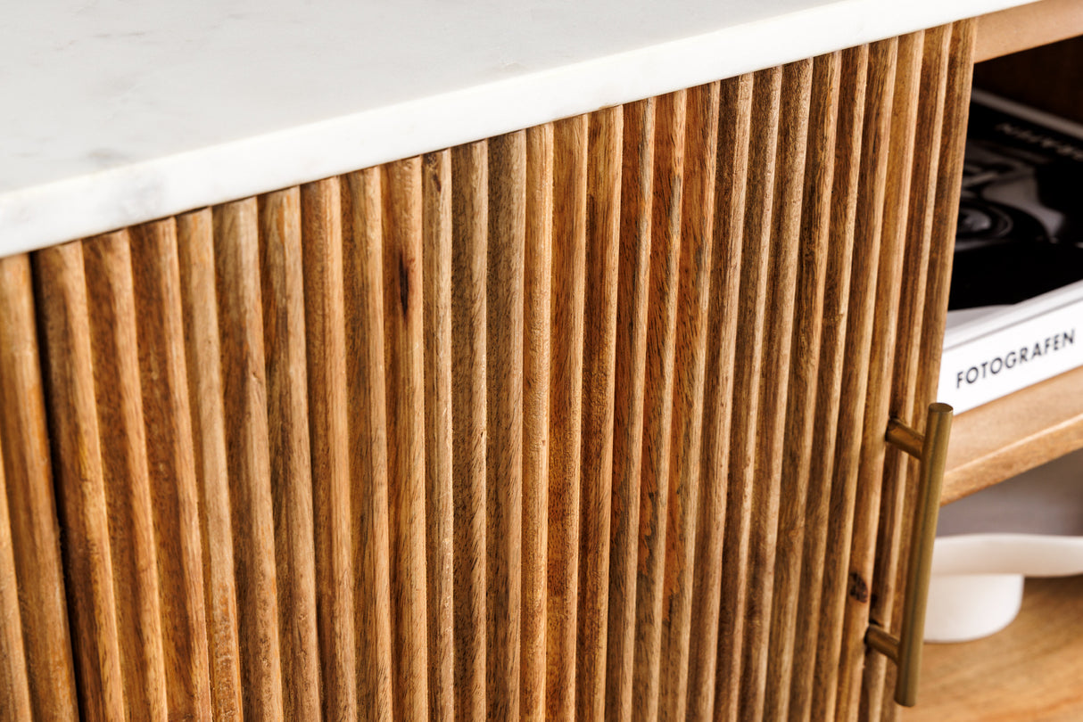 TV-Board TRES CHIC 140cm Mangoholz natur mit weißer Marmorplatte und goldenen Griffen