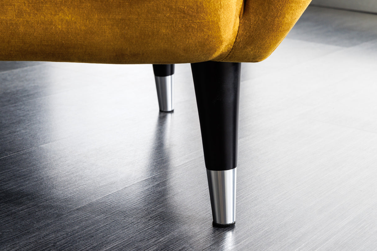 Ohrensessel DON mit silbernen Kappen Samt senfgelb