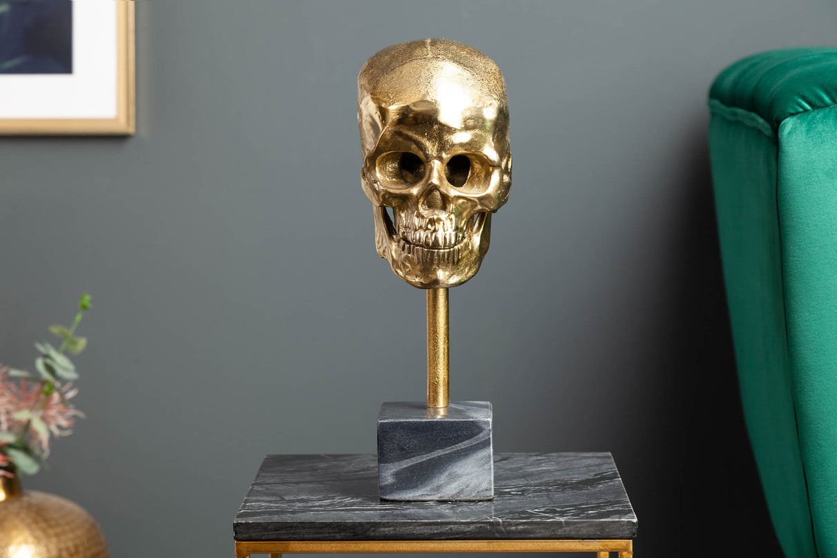 Skulptur TOTENKOPF gold mit Marmorsockel