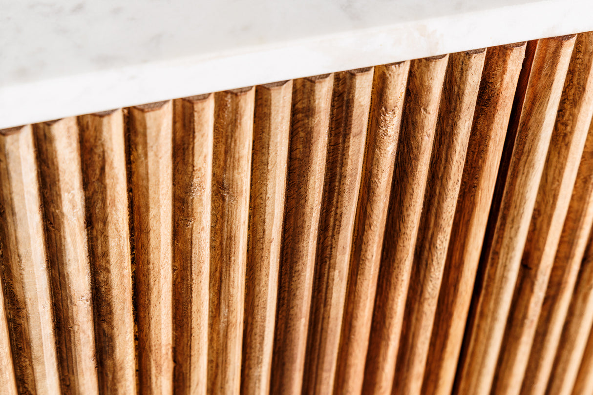 Sideboard TRES CHIC 105cm Mangoholz natur mit weißer Marmorplatte und goldenen Griffen