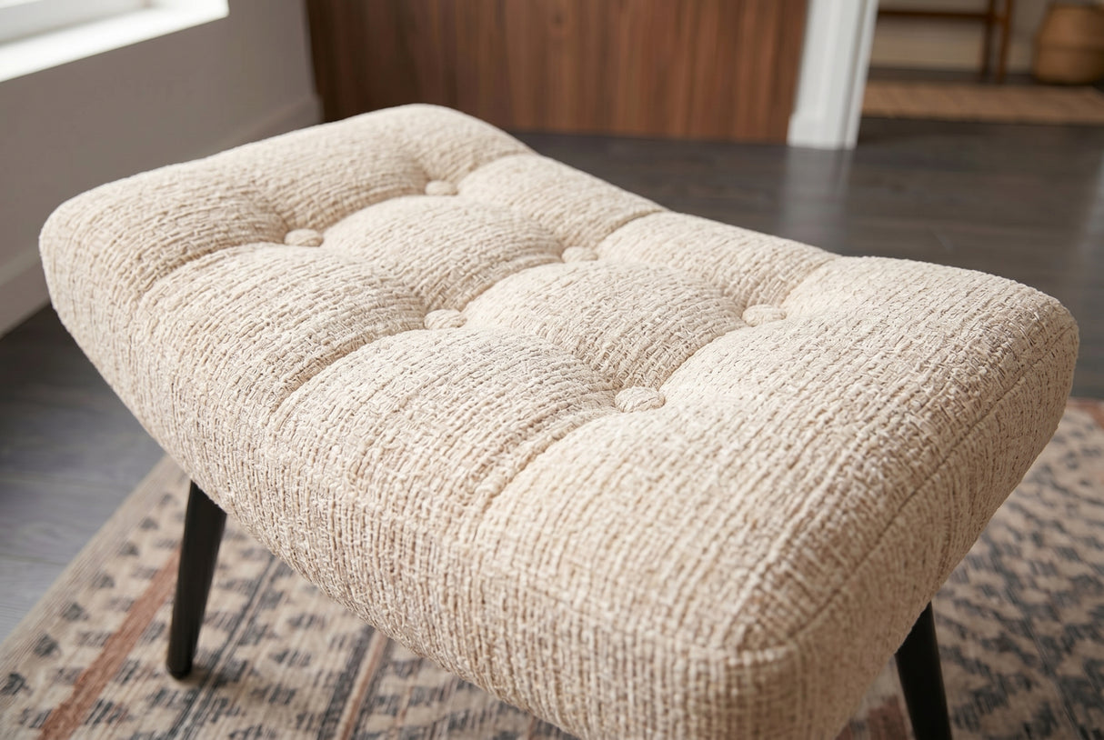 Hocker SCANDINAVIA mit schwarzen Metallbeinen Chenille-Stoff Champagner
