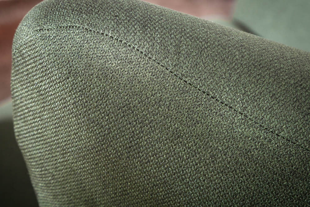 Ohrensessel DON, flaschengrün mit goldenen Kappen, flachgewebter Stoff