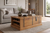 Couchtisch BODEGA 100cm mit Weinregal und Stauraum Mangoholz Honig-Finish