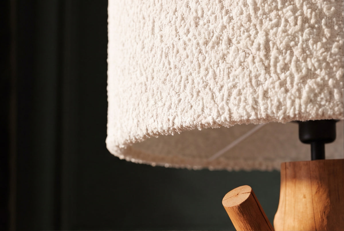 Tischleuchte JEWELRY 60cm natur Mangostanholz Lampenschirm Bouclé weiß